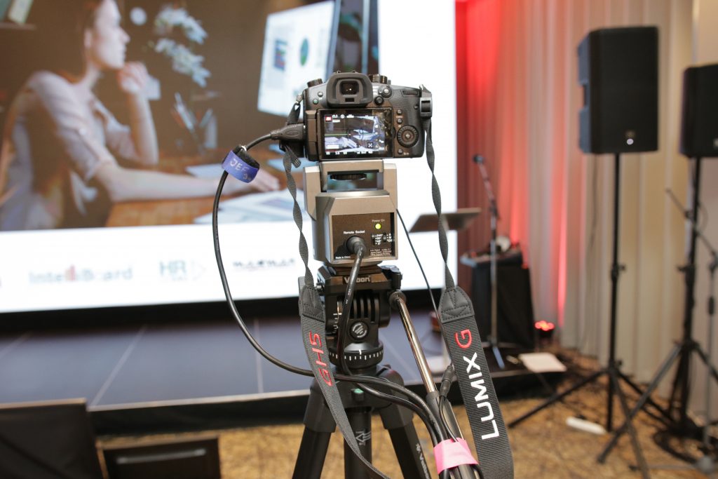 Kamera na konferencii e-learnmedia CAFÉ 2021